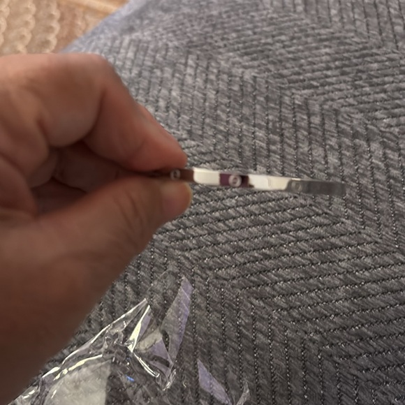 —— Jewelry - Elegant Silver Bangle Bracelet